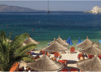 Bizneset: Turistët që vijnë në Shqipëri janë varfër: Më “koprracët” italianët, më dorëlëshuarit anglezët