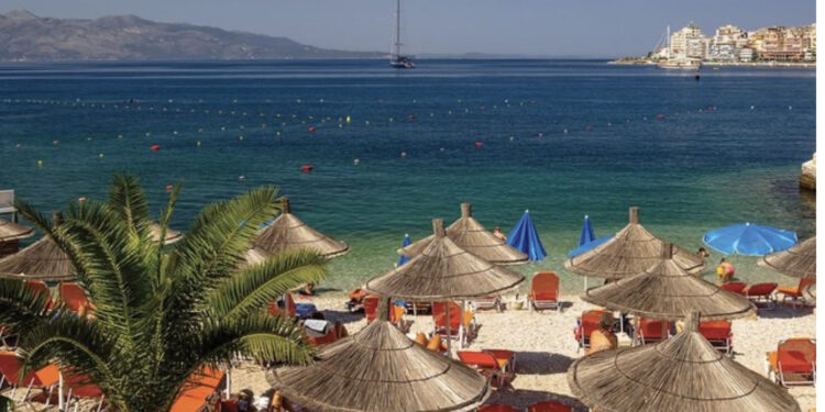 Bizneset: Turistët që vijnë në Shqipëri janë varfër: Më “koprracët” italianët, më dorëlëshuarit anglezët