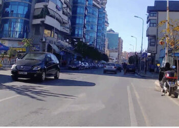 Kanoset me armë 32-vjeçarin në mes të Tiranës, policia nis hetimet për identifikimin e autorit