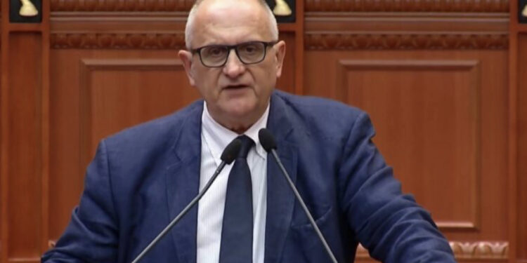 Vasili: Kemi qeverisje plehrë, 816 mbetje toksike kalojnë nga Porti i Durrësit