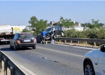 Aksident në Fushë Krujë-Thumanë/ Makina përfundon në barrierat metalike, një i plagosur