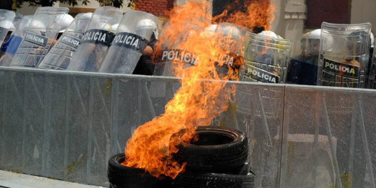 Protesta para bashkisë, policia bllokon disa segmente rrugore