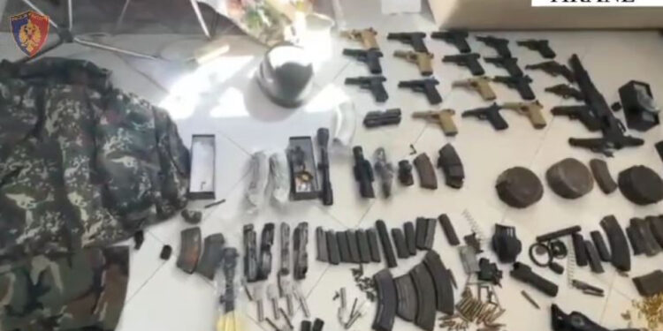 Trafikonin armë drejt Anglisë, arrestohen 3 persona në Tiranë