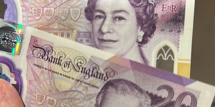 Paundi britanik pëson rënie, këmbimi valutor 2 gusht 2024