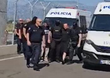 VIDEO/ Dy policë e mbajnë prej krahu, momenti kur Leonard Duka mbërrin në Shqipëri
