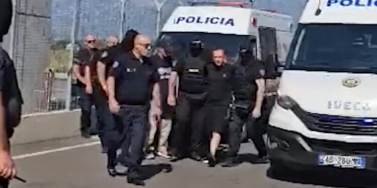VIDEO/ Dy policë e mbajnë prej krahu, momenti kur Leonard Duka mbërrin në Shqipëri
