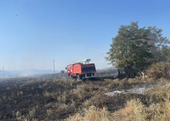 Zjarr në një magazinë në fshatin Drenovë, rrezikohen banesat