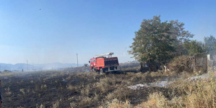 Zjarr në një magazinë në fshatin Drenovë, rrezikohen banesat
