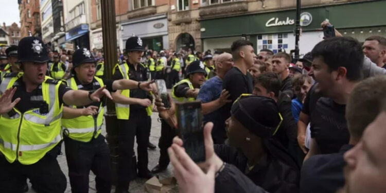 Sulmi tragjik me thikë pasohet nga tubime masive në Angli, plagosen disa oficerë policie pas përleshjeve me protestuesit