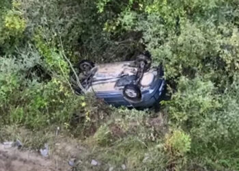 Makina me 4 persona brenda bie në humnerë në Elbasan