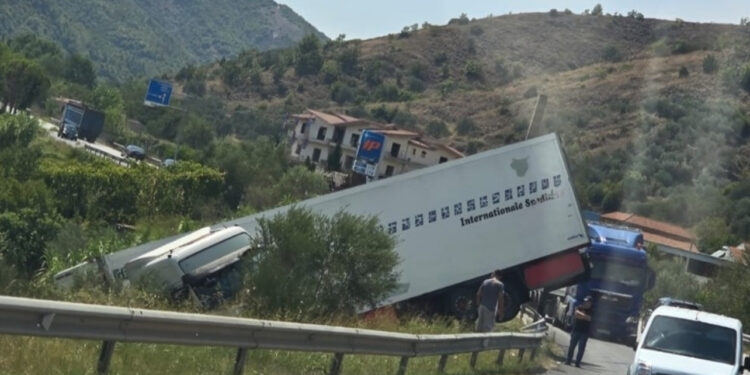 Aksident në aksin Elbasan-Peqin, trajleri humb kontrollin dhe del nga rruga