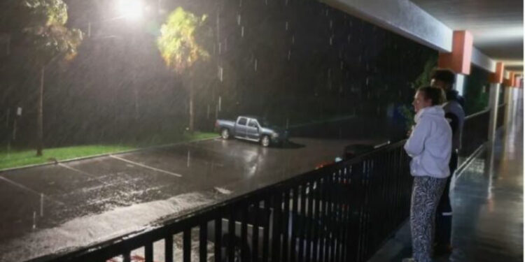 Erëra 120 km/h, uragani “Debby” mbërrin në brigjet e Floridas