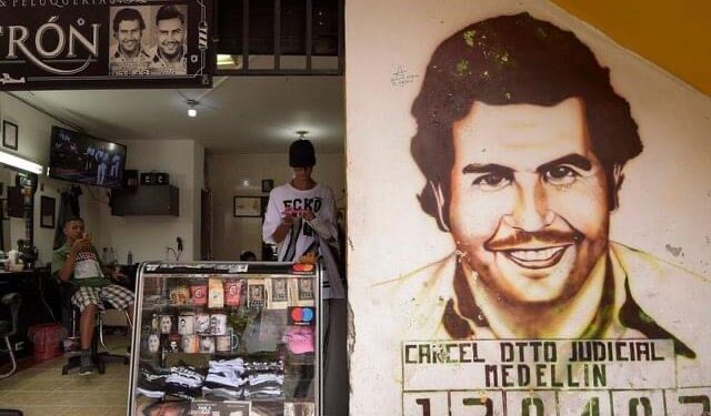 “Vendi duhet të heqë imazhin e bosëve të mafias”/ Kolumbia propozon projektligjin, pritet të ndalohet shitja e suvenirëve me fytyrën e Pablo Escobar