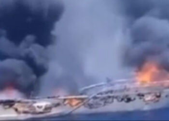 Itali/ Merr zjarr varka 21 metra e gjatë, shpëtohen dy pasagjerët