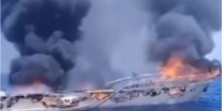 Itali/ Merr zjarr varka 21 metra e gjatë, shpëtohen dy pasagjerët