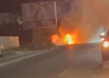 Shkrumbohet nga flakët makina në Elbasan