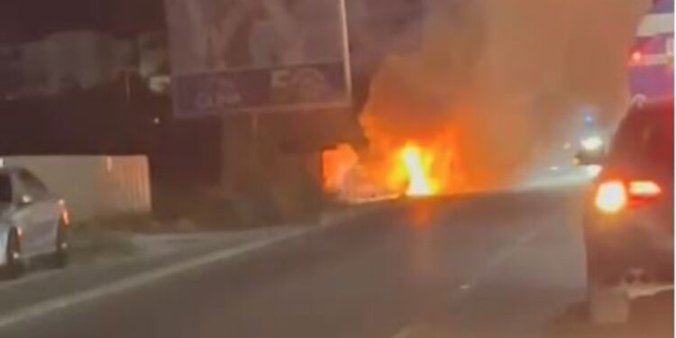 Shkrumbohet nga flakët makina në Elbasan