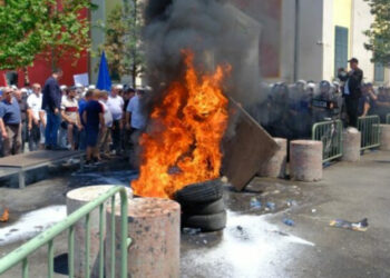 Opozita protestë para bashkisë së Tiranës, policia: Bllokohen disa rrugë