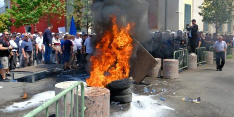 Opozita protestë para bashkisë së Tiranës, policia: Bllokohen disa rrugë