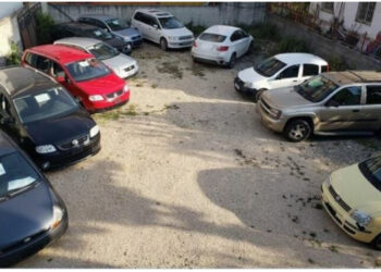 U merrnin para për parkim në hapësira publike, arrestohen dy persona