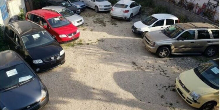 U merrnin para për parkim në hapësira publike, arrestohen dy persona
