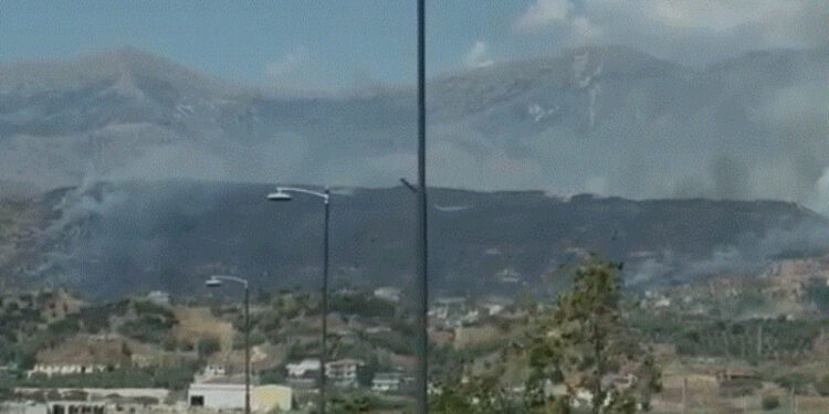 Zjarri në Finiq/ Digjet parku arkeologjik, perfekti i Vlorës: Situata mbetet e vështirë