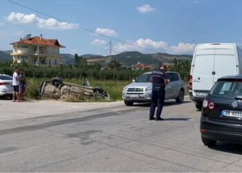 Aksident në aksin Korçë-Pogradec! Makina përplaset me furgonin dhe bie në kanal