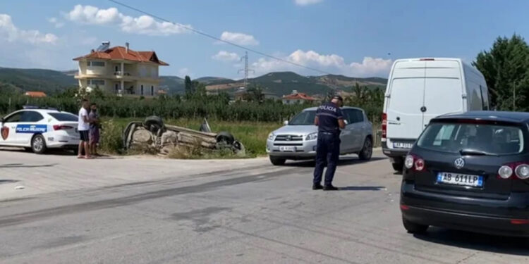 Aksident në aksin Korçë-Pogradec! Makina përplaset me furgonin dhe bie në kanal