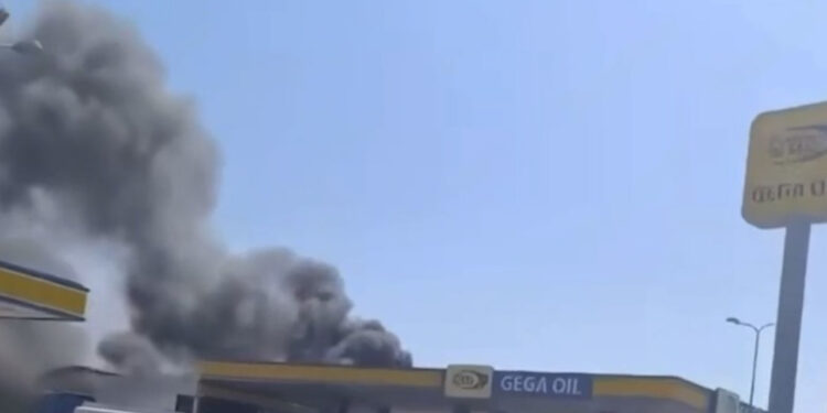 Shpërthimi i autobotit në një karburant në autostradën Tiranë-Durrës, reagon policia: Dy të lënduar