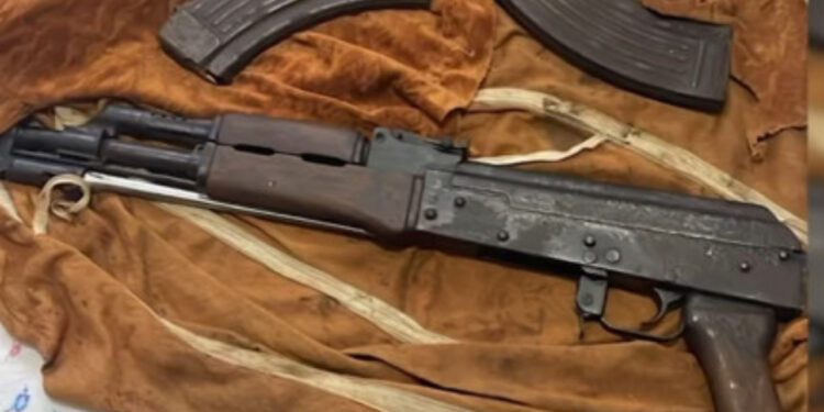 Fier/ Qëlloi me automatik drejt banesës së krushkut, arrestohet 63-vjeçari