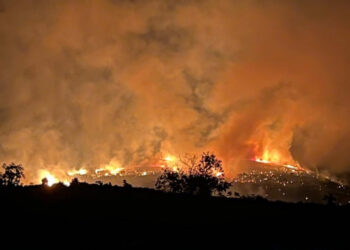 Zjarri në Labovë të Gjirokastrës ende aktiv, vijon puna për shuarjen e flakëve