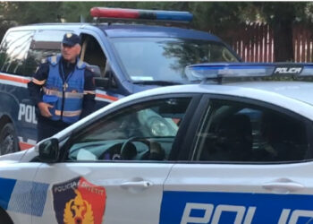 Qëllohet me armë zjarri në drejtim të një automjeti pranë Thumanës