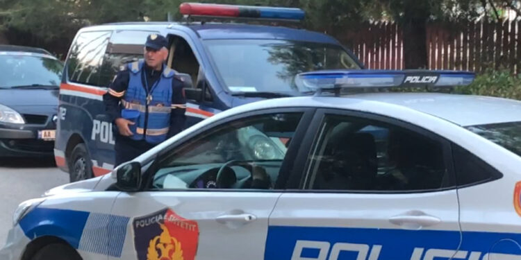 Qëllohet me armë zjarri në drejtim të një automjeti pranë Thumanës