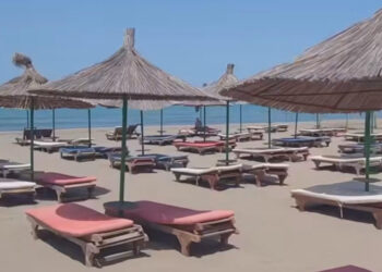 Refleksione mbi turizmin idiot dhe mafien e shezlonit!