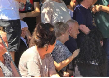 Varrimi i Faton Hajrizit/ Prindërit e përcjellin për në banesën e fundit