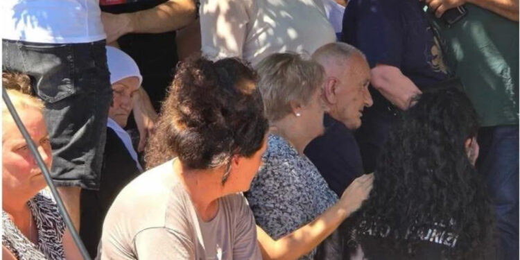 Varrimi i Faton Hajrizit/ Prindërit e përcjellin për në banesën e fundit