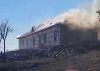 Zjarri shkrumbon masivin pyjor në Rrajcë të Prrenjasit, digjen edhe dy shtëpi të vjetra