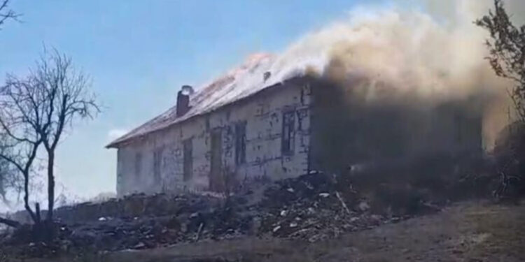 Zjarri shkrumbon masivin pyjor në Rrajcë të Prrenjasit, digjen edhe dy shtëpi të vjetra