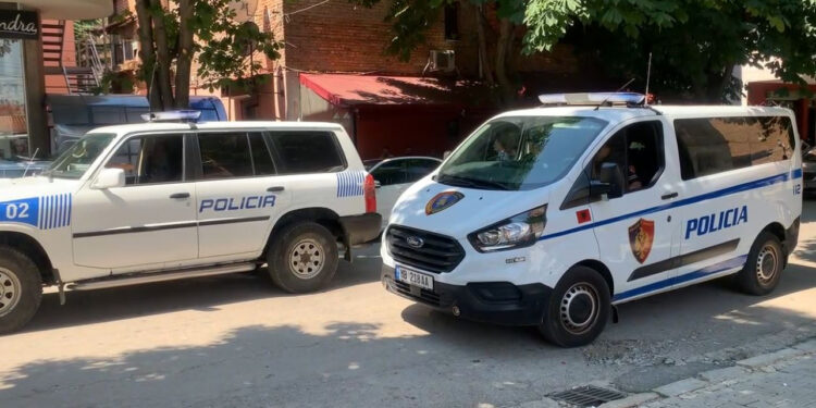 EMRAT/ Qëlloi me armë drejt një Audi, arrestohet shënjestra, në kërkim autori