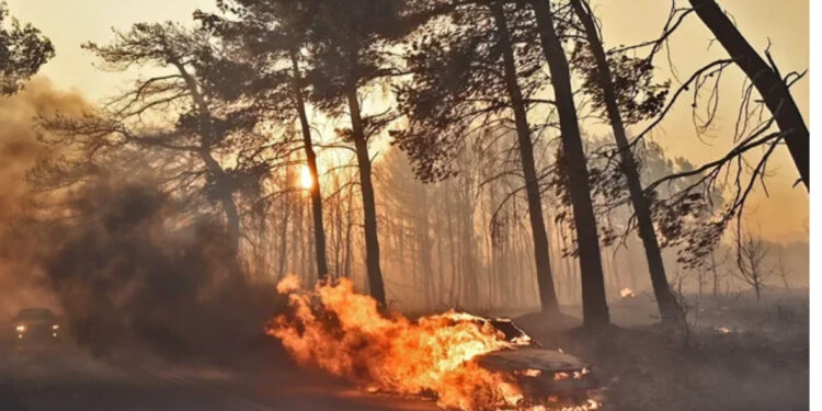 FOTO/ Flakët “përpin” Greqinë! Pamje të kapura nga pasagjerët e aeroplanëve