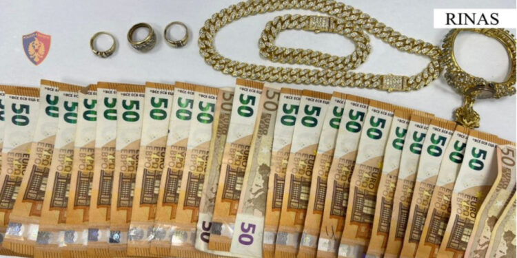 Vidhnin bagazhet e pasagjerëve në Rinas, arrestohet punonjësi, procedohet një tjetër