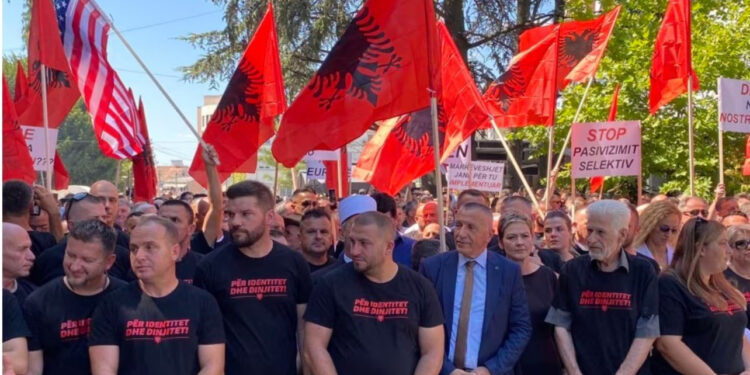 Shqiptarët e Luginës protestojnë kundër Vuçiç për ‘identitet dhe dinjitet’