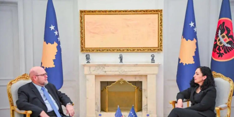 Presidentja Osmani dhe ambasadori amerikan diskutojnë zgjedhjet në Kosovë