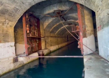 Misteri i tunelit të Porto Palermos/ Çfarë fshihet pas derës së bunkerit që u hap pas 32 vitesh