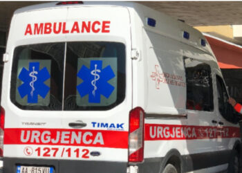 Bie nga tarraca e katit të 5-të, humb jetën në spital 50-vjeçari