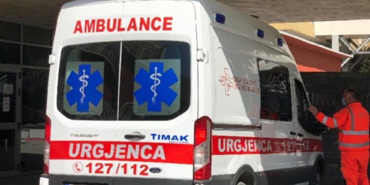 Bie nga tarraca e katit të 5-të, humb jetën në spital 50-vjeçari