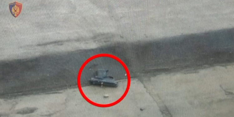 Lëvizte me pistoletë dhe e hedh nga makinë, arrestohet 23-vjeçari në Mat