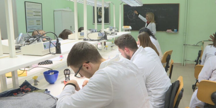 Sot nis konkurrimi për mjekët e ardhshëm, do të testohen 2500 të rinj