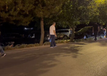 Sherri kush do të kalojë i pari rrugën, lëndohet 43-vjeçari, policia arreston tre persona