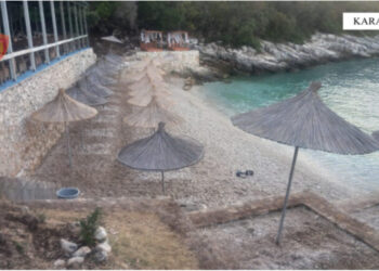 Zaptoi bregdetin e Karaburunit, procedohet 43 vjeçari. Policia i sekuestron shezlongët